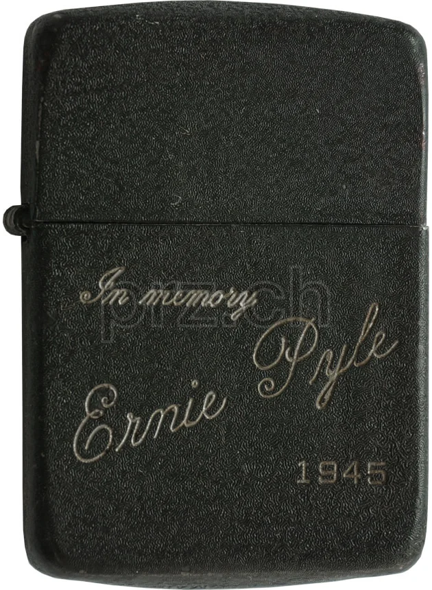 In Memory of Ernie Pyle – engraved by Zippo, Ansicht 1 In Memory of Ernie Pyle – engraved by Zippo, Modell three barrel hinge, round bottom, Jahr 1943 - 45, Ansicht 1