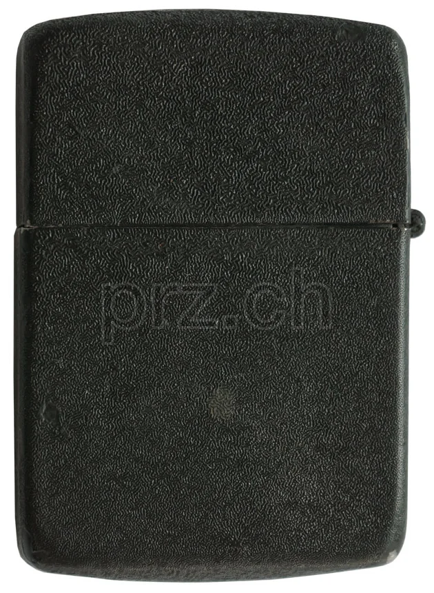 In Memory of Ernie Pyle – engraved by Zippo, Ansicht 2 In Memory of Ernie Pyle – engraved by Zippo, Modell three barrel hinge, round bottom, Jahr 1943 - 45, Ansicht 2