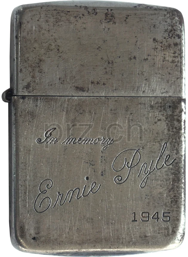 In Memory of Ernie Pyle – engraved by Zippo used, Modell three barrel hinge, round bottom, Jahr 1943 - 45, Ansicht 1
