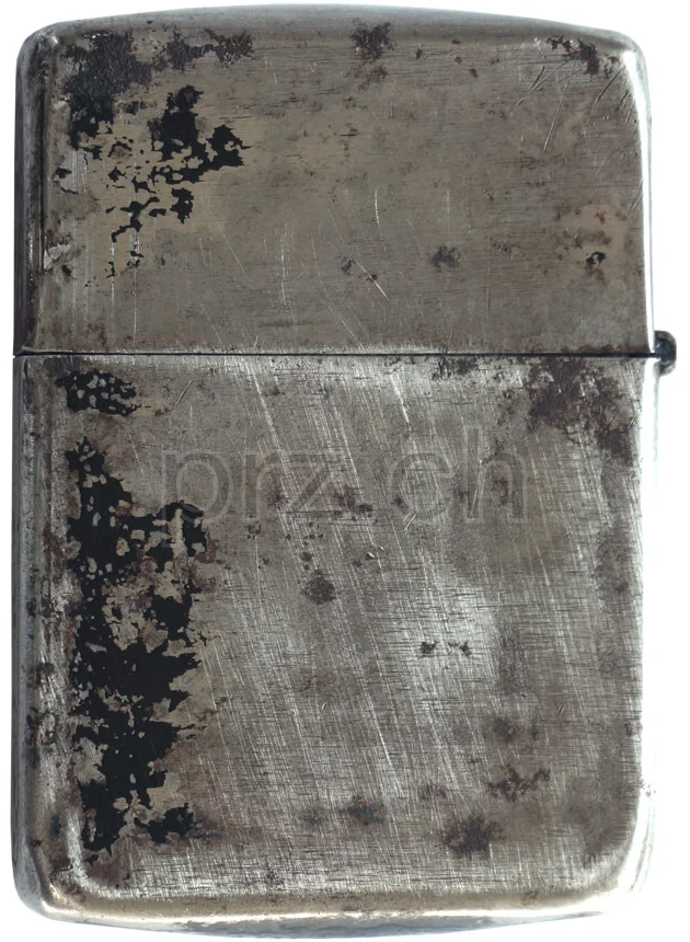 In Memory of Ernie Pyle – engraved by Zippo used, Modell three barrel hinge, round bottom, Jahr 1943 - 45, Ansicht 2