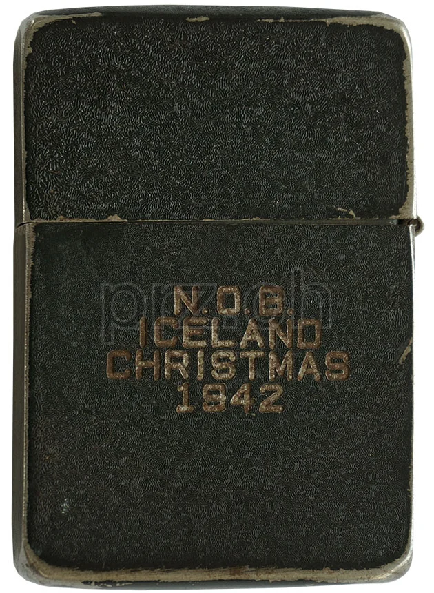 U.S. Navy «Christmas 1942» – engraved by Zippo, Modell four barrel hinge, flat bottom, Jahr 1942 - 43, Ansicht 1