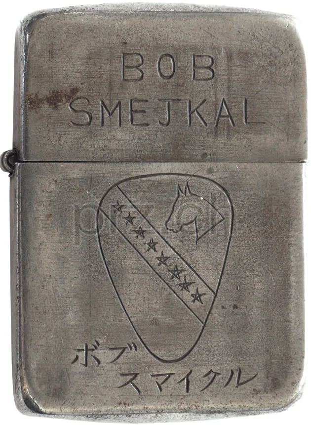 U.S. 8th Cavalry Regiment – Bob Smetkal, Ansicht 1 U.S. 8th Cavalry Regiment – Bob Smetkal, Modell three barrel hinge, round bottom, Jahr 1943 - 45, Ansicht 1