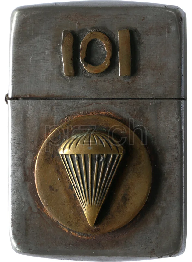 U.S. 101st Airborne Division – «Screaming Eagles», Ansicht 1 U.S. 101st Airborne Division – «Screaming Eagles», Modell three barrel hinge, round bottom, Jahr 1943 - 45, Ansicht 1