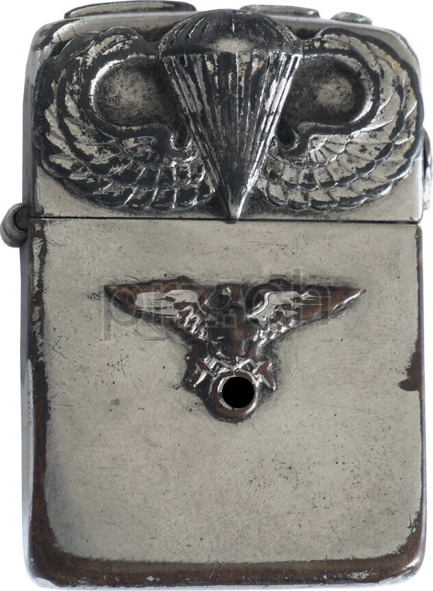 U.S. Airborne Insignia, Modell three barrel hinge (fixed during war), flat bottom, Jahr 1943 - 45, Ansicht 1