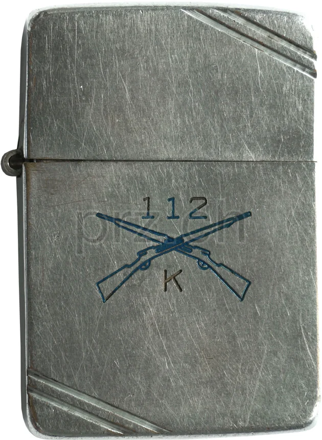 U.S. 112th Infantry Regiment – engraved by Zippo, Ansicht 1 U.S. 112th Infantry Regiment – engraved by Zippo, Modell three barrel hinge (fixed during war), flat bottom, Jahr 1937 - 41, Ansicht 1