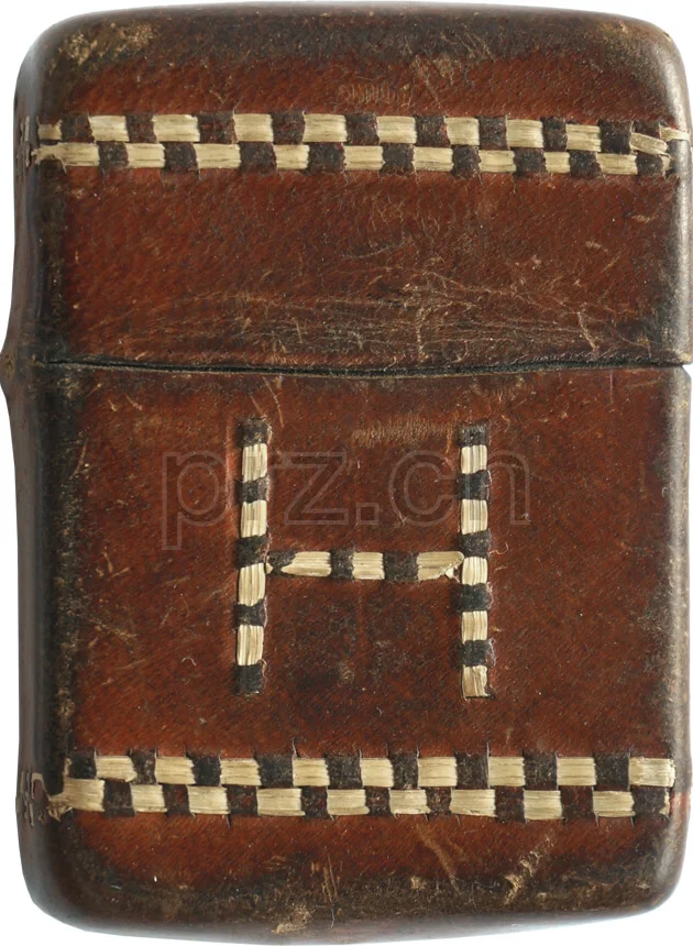 Leather – Monogram H, Ansicht 1 Leather – Monogram H, Modell four barrel hinge, flat bottom, Jahr 1942 - 43, Ansicht 1