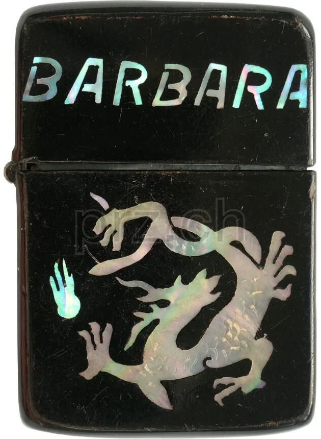 Lacquer – U.S. XXIV Army Corps, Ansicht 2 Lacquer – U.S. XXIV Army Corps, Modell three barrel hinge, round bottom, Jahr 1943 - 45, Ansicht 2