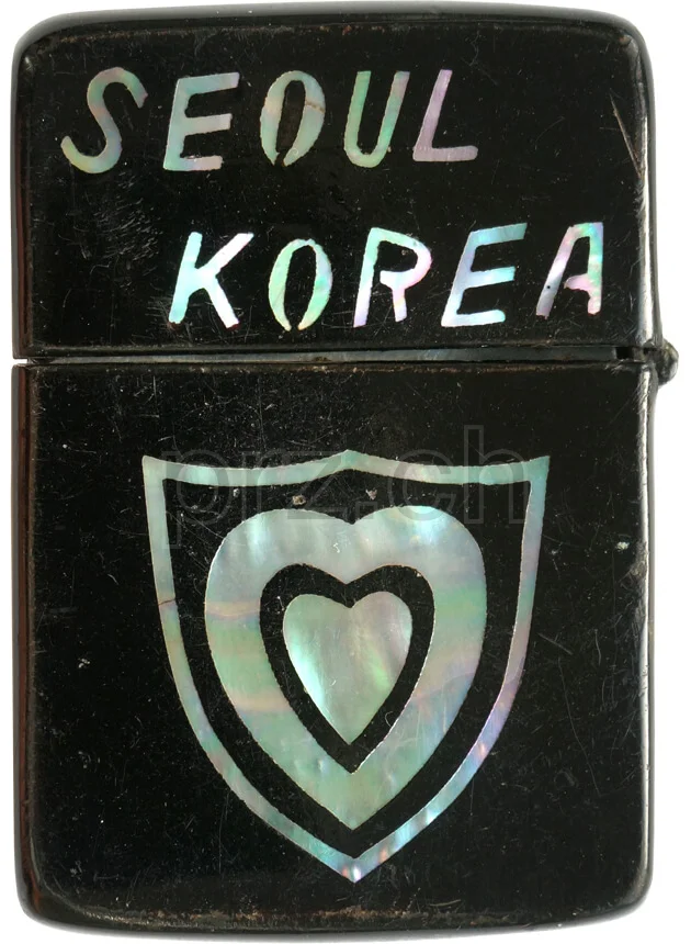 Lacquer – U.S. XXIV Army Corps, Ansicht 1 Lacquer – U.S. XXIV Army Corps, Modell three barrel hinge, round bottom, Jahr 1943 - 45, Ansicht 1