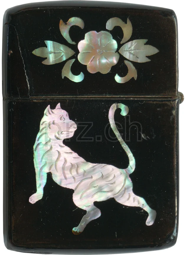 Lacquer – «Nageon Chilgi», Ansicht 1 Lacquer – «Nageon Chilgi», Modell three barrel hinge, round bottom, Jahr 1943 - 45, Ansicht 1
