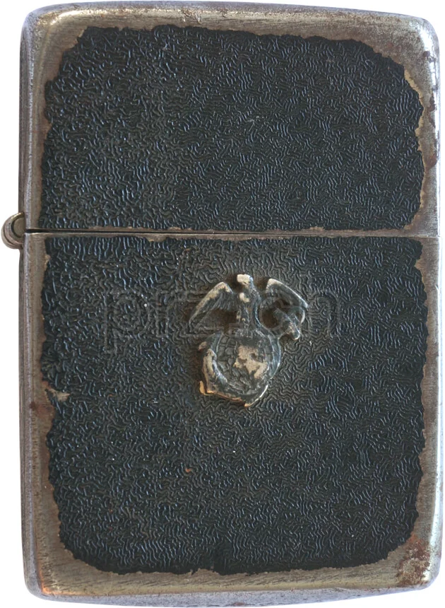 U.S. Marine Corps Insignia – original by Zippo, Ansicht 1 U.S. Marine Corps Insignia – original by Zippo, Modell three barrel hinge, round bottom, Jahr 1943 - 45, Ansicht 1