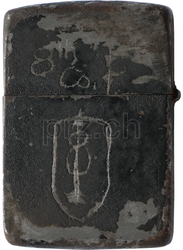 U.S. 8th Infantry Division – «Golden Arrow», Ansicht 1 U.S. 8th Infantry Division – «Golden Arrow», Modell three barrel hinge, round bottom, Jahr 1943 - 45, Ansicht 1