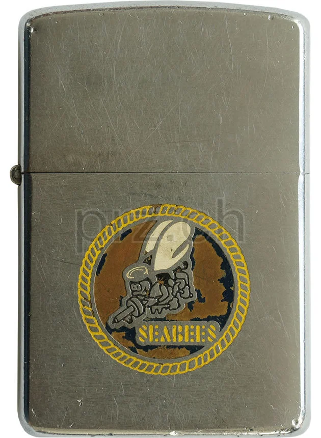U.S. Navy Seabees – Construction Battalion, Vorderseite U.S. Navy Seabees – Construction Battalion, Modell chrome plated brushed, five barrel hinge, Jahr 1966, Vorderseite