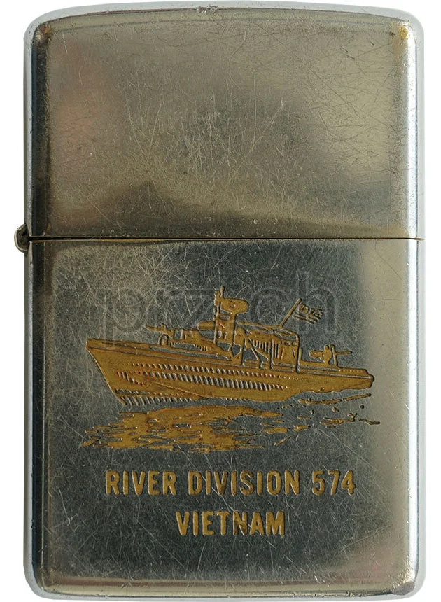 U.S. Navy River Division 574 – PBR, Vorderseite U.S. Navy River Division 574 – PBR, Modell chrome plated brushed, five barrel hinge, Jahr 1968, Vorderseite