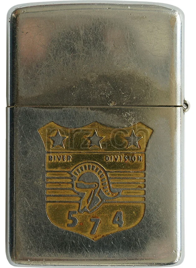 U.S. Navy River Division 574 – PBR, Ansicht 2 U.S. Navy River Division 574 – PBR, Modell chrome plated brushed, five barrel hinge, Jahr 1968, Ansicht 2