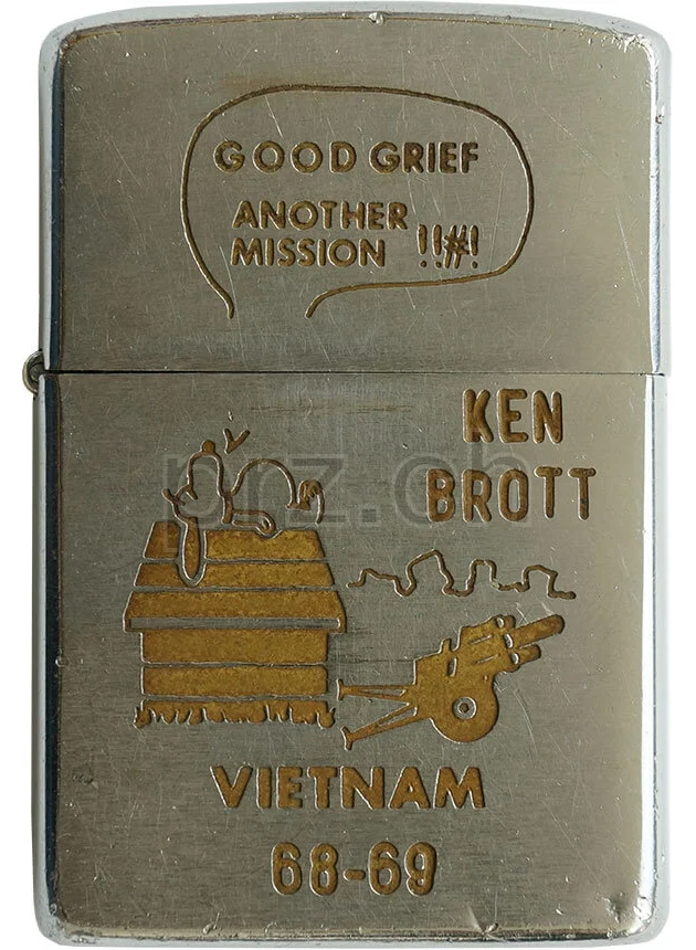 Charlie Battery – Ken Brott, Vorderseite Charlie Battery – Ken Brott, Modell chrome plated brushed, five barrel hinge, Jahr 1968, Vorderseite