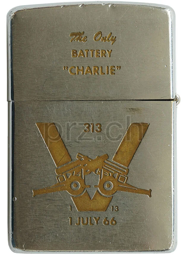 Charlie Battery – Ken Brott, Ansicht 2 Charlie Battery – Ken Brott, Modell chrome plated brushed, five barrel hinge, Jahr 1968, Ansicht 2