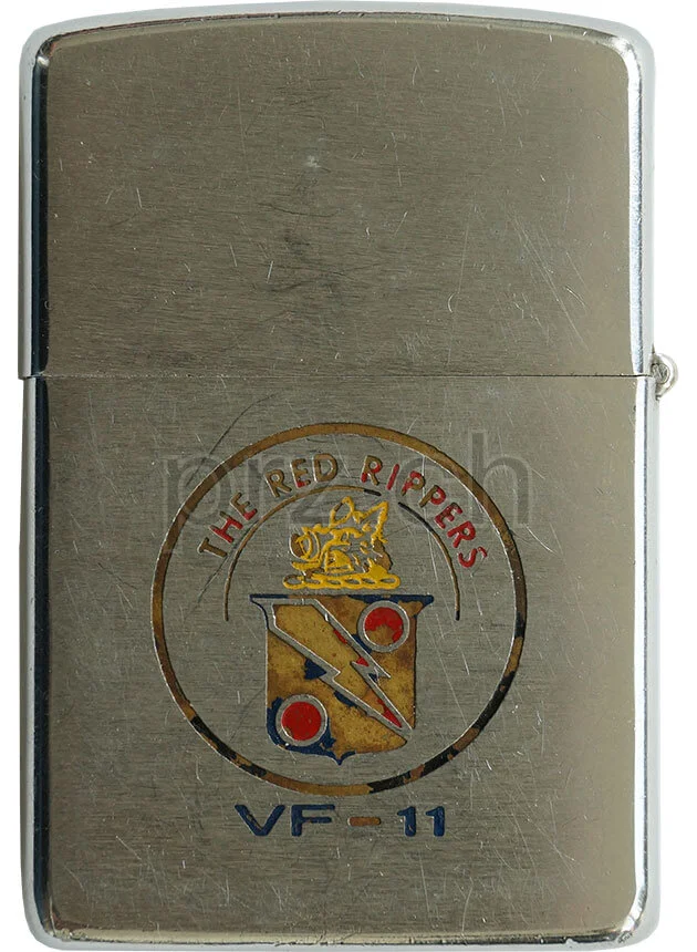 Fighter Squadron 11 – «Red Rippers», Vorderseite Fighter Squadron 11 – «Red Rippers», Modell chrome plated brushed, five barrel hinge, Jahr 1968, Vorderseite