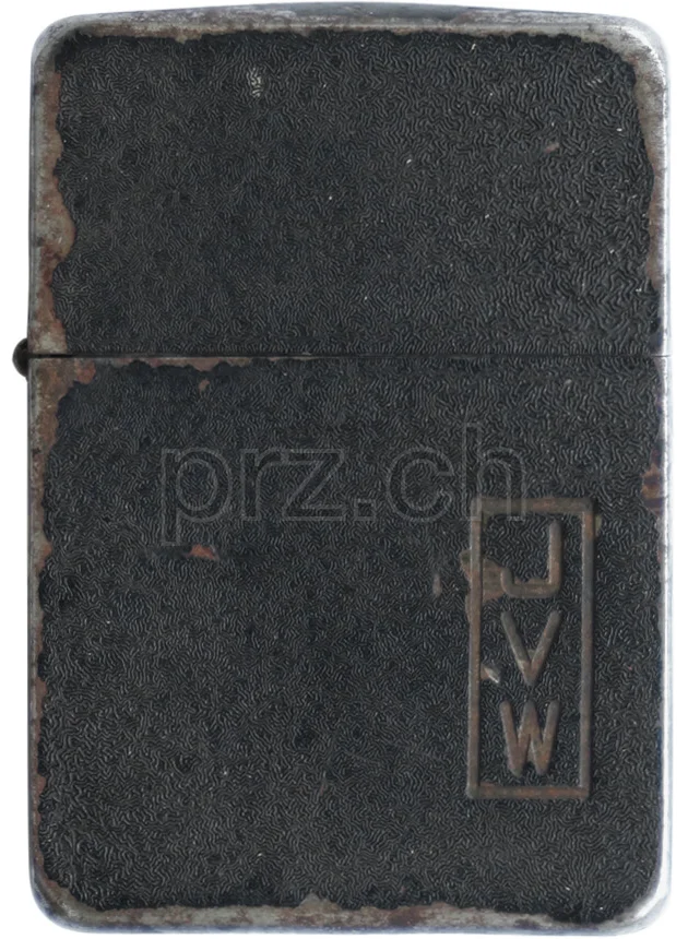 Black Crackle – engraved by Zippo, Ansicht 1 Black Crackle – engraved by Zippo, Modell four barrel hinge, flat bottom, Jahr 1942 - 43, Ansicht 1