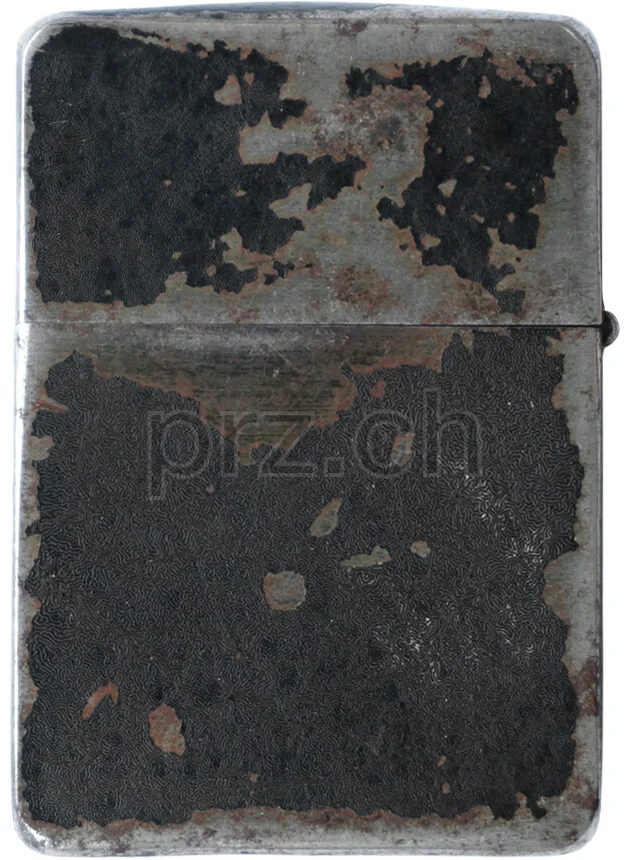 Black Crackle – engraved by Zippo, Ansicht 2 Black Crackle – engraved by Zippo, Modell four barrel hinge, flat bottom, Jahr 1942 - 43, Ansicht 2