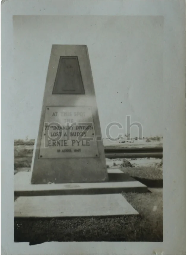 In Memory of Ernie Pyle – engraved by Zippo, Ansicht 7 In Memory of Ernie Pyle – engraved by Zippo, Modell three barrel hinge, round bottom, Jahr 1943 - 45, Ansicht 7