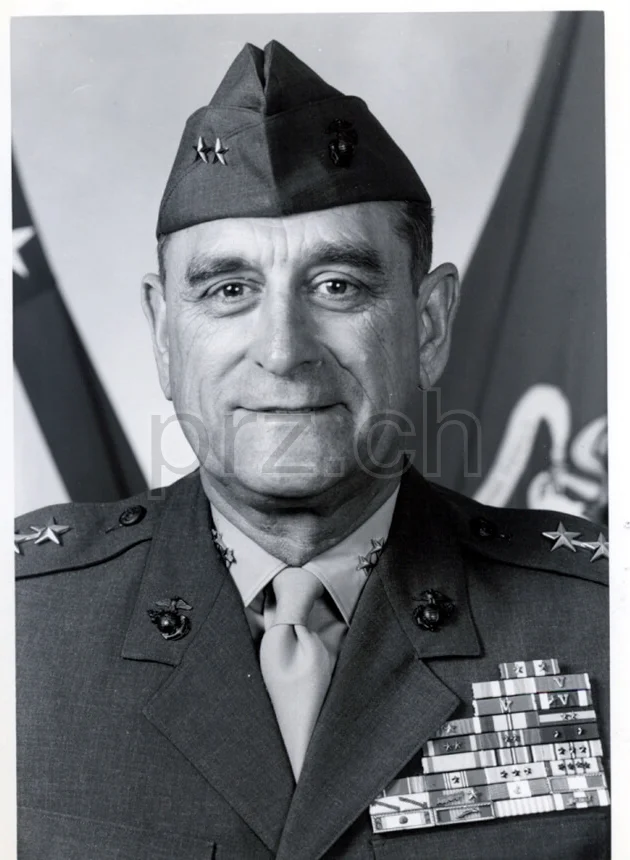 James Lewis Day – Medal of Honor, Ansicht 3 James Lewis Day – Medal of Honor, Modell three barrel hinge, round bottom, Jahr 1943 - 45, Ansicht 3