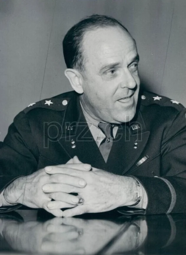 U.S. Army Ordnance Corps – General Campbell, Ansicht 5 U.S. Army Ordnance Corps – General Campbell, Modell four barrel hinge, flat bottom, Jahr 1942 - 43, Ansicht 5