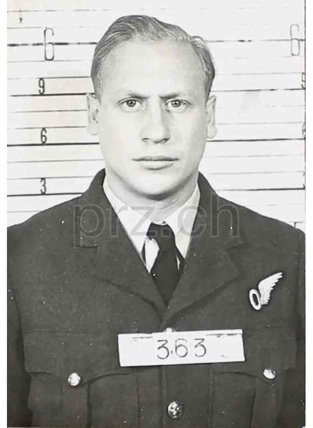 Vorderseite von R.C.A.F. 166 Squadron – Sgt John Paul Merton, Modell four barrel hinge, flat bottom, Jahr 1942 - 43, Bild 3