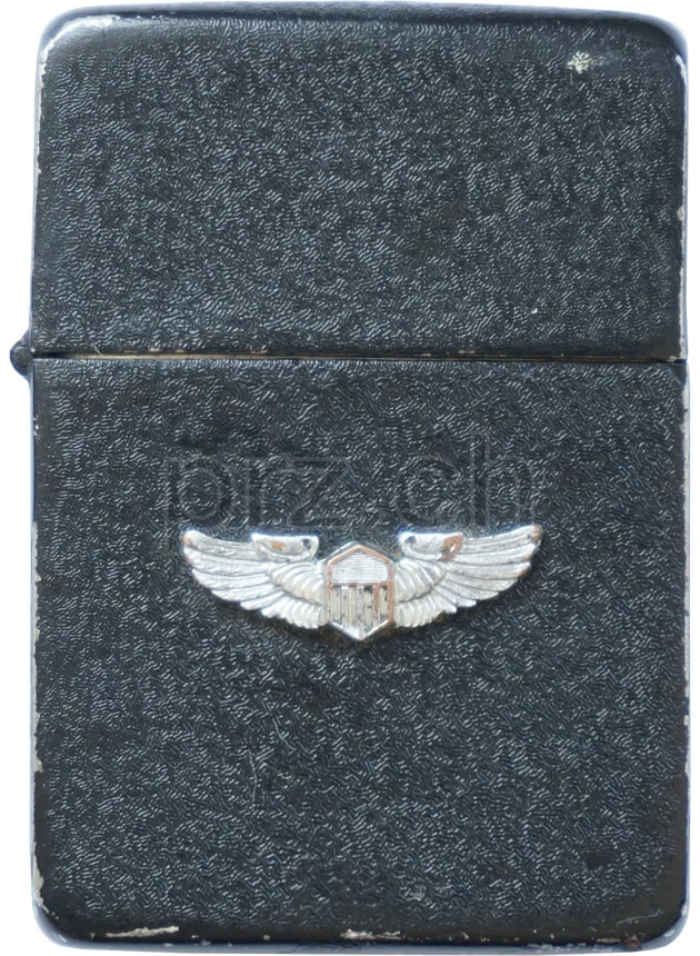Black Crackle – U.S. Air Force Pilot Wings Insignia, Vorderseite Black Crackle – U.S. Air Force Pilot Wings Insignia, Modell four barrel hinge, flat bottom, Jahr 1942 - 43, Vorderseite