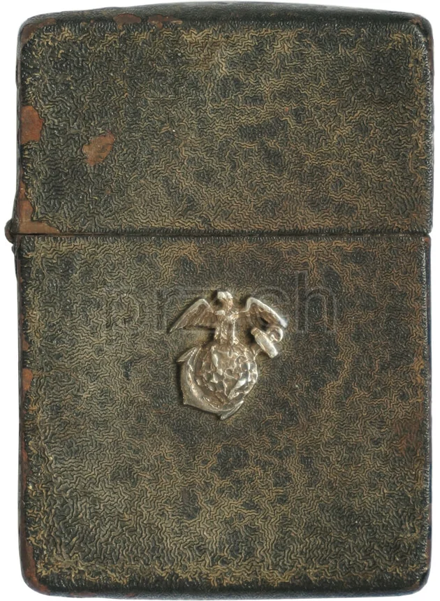 Black Crackle – U.S. Marine Corps Insignia, Vorderseite Black Crackle – U.S. Marine Corps Insignia, Modell four barrel hinge, flat bottom, Jahr 1942 - 43, Vorderseite