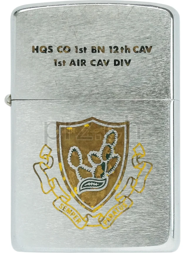 12th Cavalry Regiment – «Thunderhorse», Modell chrome plated brushed, five barrel hinge, Jahr 1969, Vorderseite