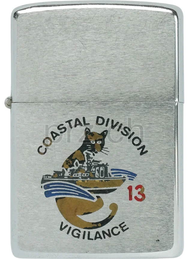 U.S. Navy Coastal Division 13 – Vigilance, Modell chrome plated brushed, five barrel hinge, Jahr 1970, Vorderseite