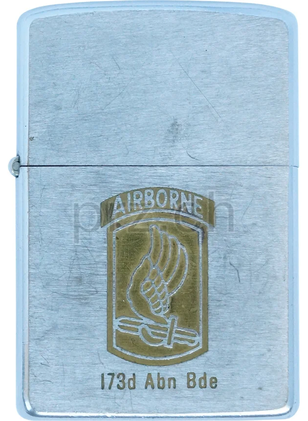 173rd Airborne Division Brigade – «Sky Soldiers», Vorderseite 173rd Airborne Division Brigade – «Sky Soldiers», Modell chrome plated brushed, five barrel hinge, Jahr 1970, Vorderseite