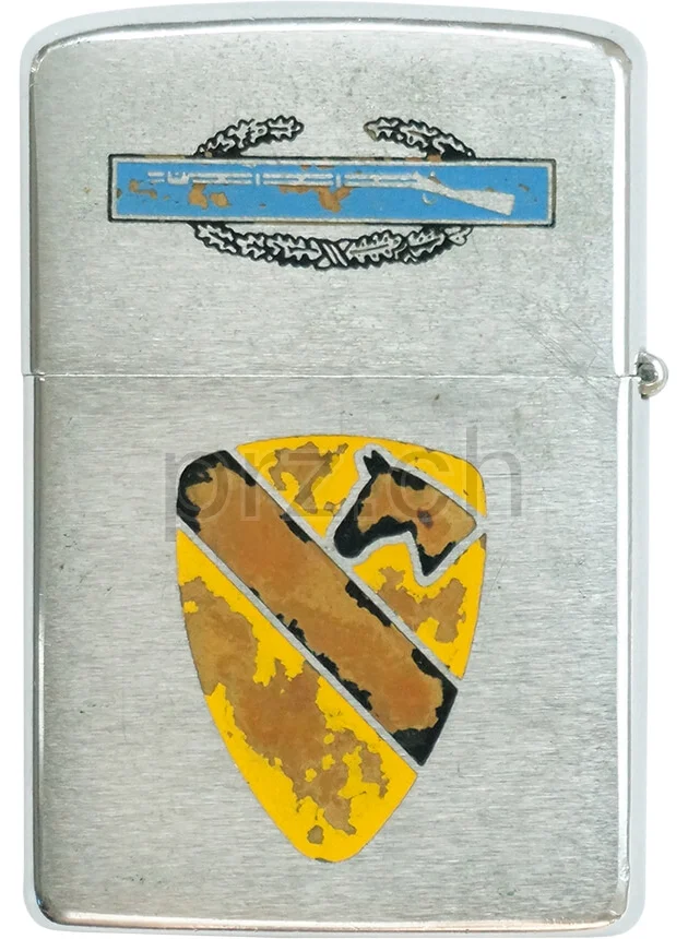 5th Cavalry Regiment – «Black Knights», Ansicht 2 5th Cavalry Regiment – «Black Knights», Modell chrome plated brushed, five barrel hinge, Jahr 1968, Ansicht 2