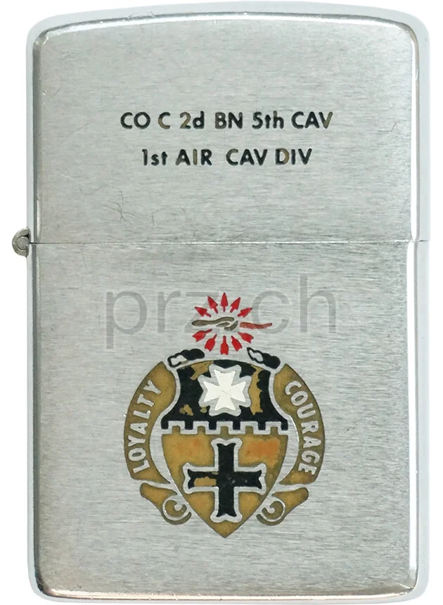 5th Cavalry Regiment – «Black Knights», Vorderseite 5th Cavalry Regiment – «Black Knights», Modell chrome plated brushed, five barrel hinge, Jahr 1968, Vorderseite