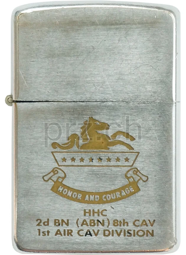 8th Cavalry Regiment – «Honor and Courage», Vorderseite 8th Cavalry Regiment – «Honor and Courage», Modell chrome plated brushed, five barrel hinge, Jahr 1968, Vorderseite