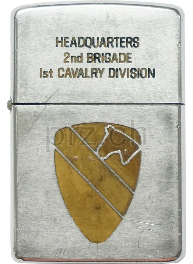1st Cavalry Division – «Black Horse Brigade», Vorderseite 1st Cavalry Division – «Black Horse Brigade», Modell chrome plated brushed, five barrel hinge, Jahr 1969, Vorderseite