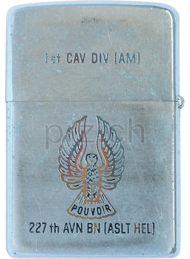 227th AVN BN ASLT HEL – 1st CAV DIV, Ansicht 2 227th AVN BN ASLT HEL – 1st CAV DIV, Modell chrome plated brushed, five barrel hinge, Jahr 1969, Ansicht 2