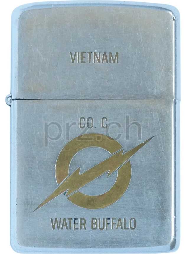 227th AVN BN ASLT HEL – 1st CAV DIV, Vorderseite 227th AVN BN ASLT HEL – 1st CAV DIV, Modell chrome plated brushed, five barrel hinge, Jahr 1969, Vorderseite