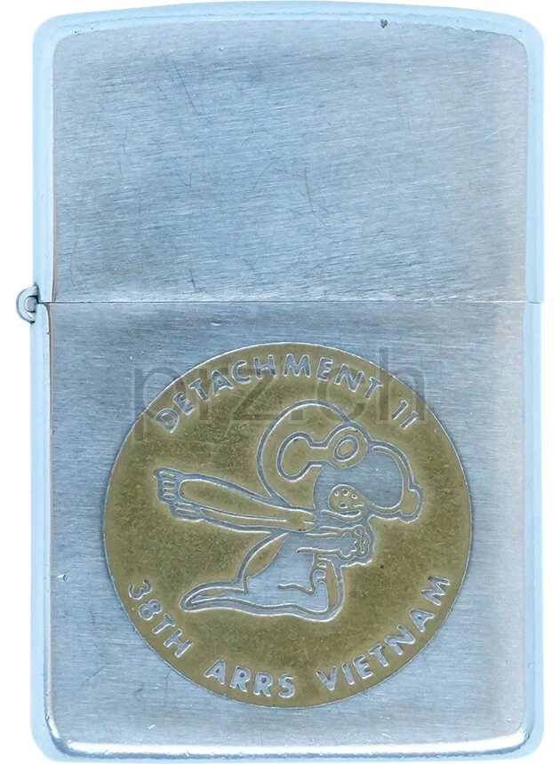 38th ARRS Vietnam – Detachment 11, Vorderseite 38th ARRS Vietnam – Detachment 11, Modell chrome plated brushed, five barrel hinge, Jahr 1967, Vorderseite