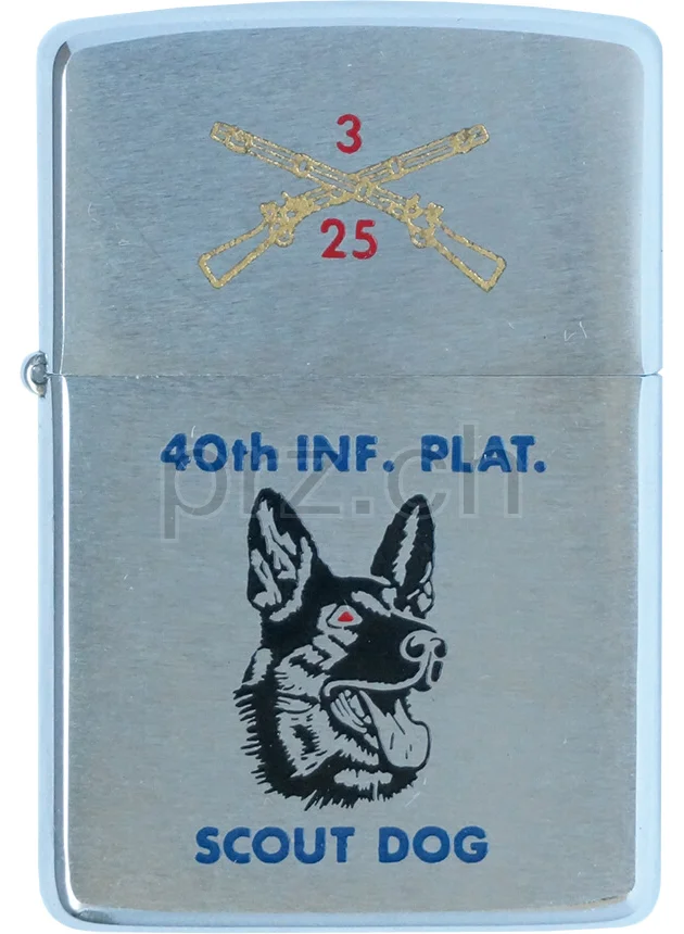 3/25 Infantry – «40th Infantry Platoon Scout Dog», Vorderseite 3/25 Infantry – «40th Infantry Platoon Scout Dog», Modell chrome plated brushed, five barrel hinge, Jahr 1967, Vorderseite
