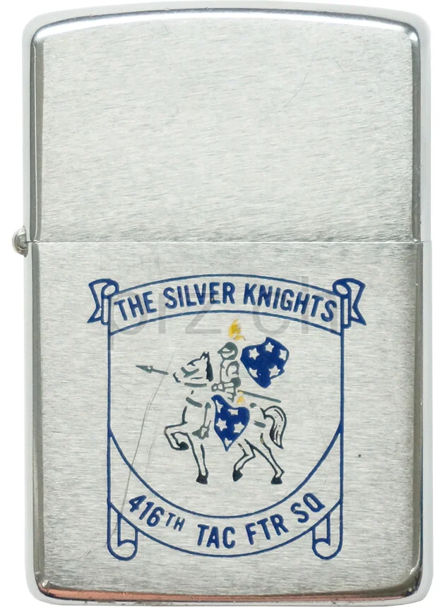 416th TAC FTR SQ – «The Silver Knights», Vorderseite 416th TAC FTR SQ – «The Silver Knights», Modell chrome plated brushed, five barrel hinge, Jahr 1967, Vorderseite