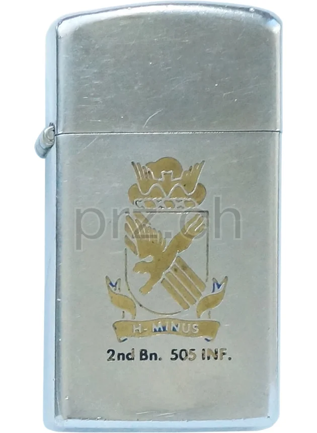 82nd Airborne Division – 505th Infantry Regiment, Vorderseite 82nd Airborne Division – 505th Infantry Regiment, Modell slim chrome polished, five barrel hinge, Jahr 1973, Vorderseite