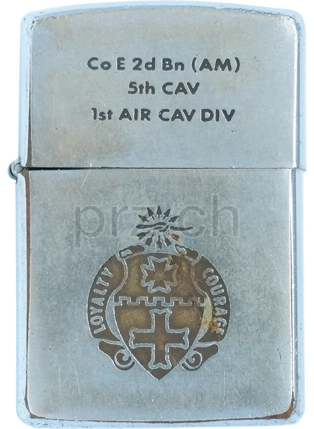 5th Cavalry Regiment – «Loyal Courage», Vorderseite 5th Cavalry Regiment – «Loyal Courage», Modell chrome plated brushed, five barrel hinge, Jahr 1969, Vorderseite