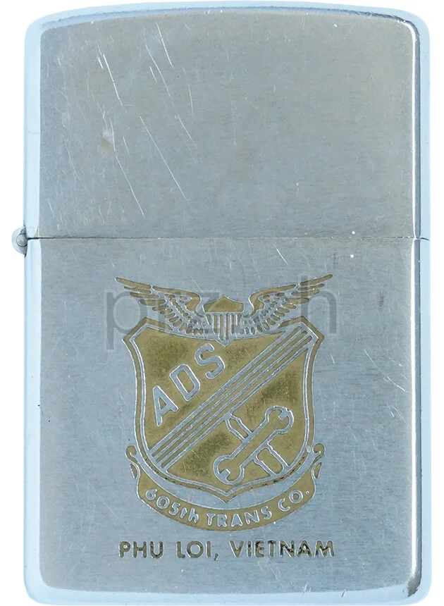 605th TRANS CO ADS – «Phu Loi», Modell chrome plated brushed, five barrel hinge, Jahr 1966, Vorderseite