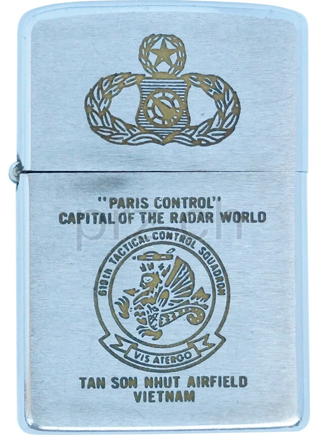 619th Tactical Control Squadron – «Paris Control», Vorderseite 619th Tactical Control Squadron – «Paris Control», Modell chrome plated brushed, five barrel hinge, Jahr 1970, Vorderseite