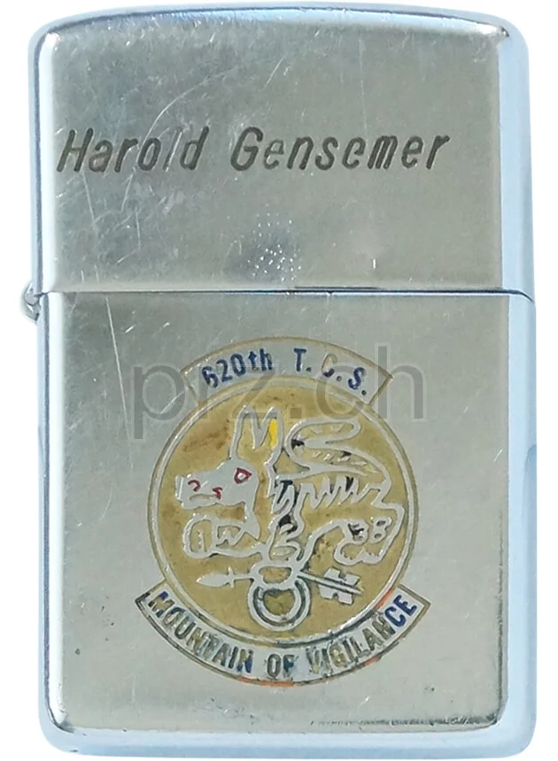 620th Tactical Control Squadron – «Monkey Mountain», Vorderseite 620th Tactical Control Squadron – «Monkey Mountain», Modell chrome polished, five barrel hinge, Jahr 1968, Vorderseite