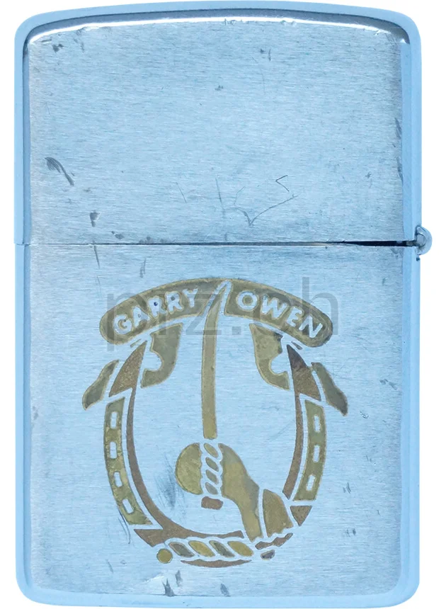 7th Cavalry Regiment – «Garry Owen», Vorderseite 7th Cavalry Regiment – «Garry Owen», Modell chrome plated brushed, five barrel hinge, Jahr 1967, Vorderseite