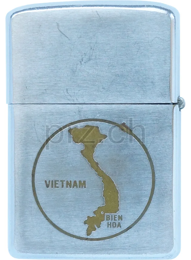 90th TAC FTR SQ – «Pair-O-Dice», Ansicht 2 90th TAC FTR SQ – «Pair-O-Dice», Modell chrome plated brushed, five barrel hinge, Jahr 1969, Ansicht 2