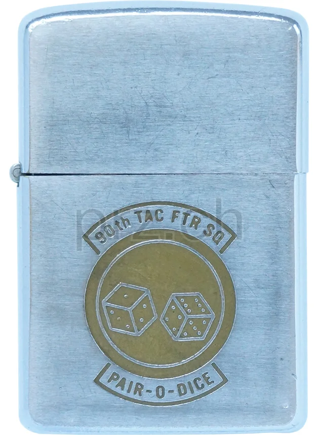 90th TAC FTR SQ – «Pair-O-Dice», Vorderseite 90th TAC FTR SQ – «Pair-O-Dice», Modell chrome plated brushed, five barrel hinge, Jahr 1969, Vorderseite