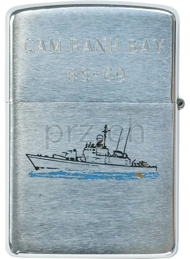 U.S. Navy Coastal Squadron Three – Checkmate, Vorderseite U.S. Navy Coastal Squadron Three – Checkmate, Modell chrome plated brushed, five barrel hinge, Jahr 1968, Vorderseite